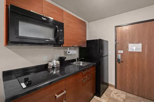 غرفة بسرير كوين، MainStay Suites Spokane Valley, WA 6/6