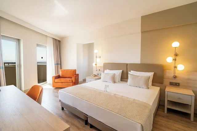غرفة ديلوكس عائلية بسرير كوين وسرير فردي بإطلالة على البحر، Arcanus Hotels Sorgun 4/7