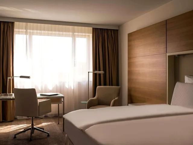 Deluxe, King Bed, Pullman Berlin Schweizerhof 2/7