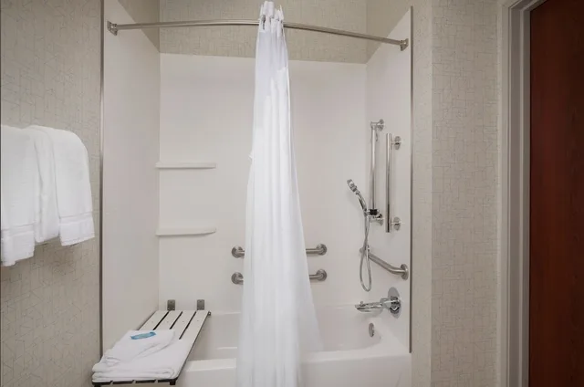 غرفة قياسية بسريرين كوين لذوي الإعاقة، Holiday Inn Express Hotel And Suites Independence Kansas City 3/3