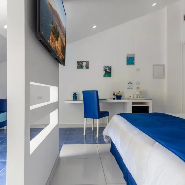جناح جونيور بشرفة، Hotel Metropole 3/4