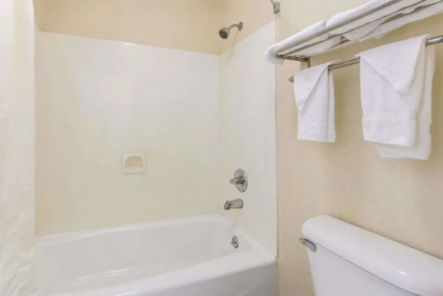 غرفة بسرير كوين للمدخنين، Super 8 by Wyndham Decatur/Lithonia/Atl Area 2/2