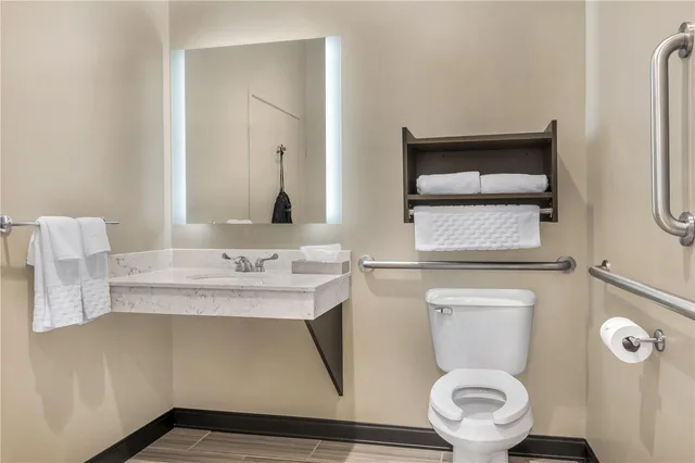 غرفة بسريرين كوين بحوض استحمام لذوي الإعاقة، Best Western Plus Parkside Inn & Suites 5/5