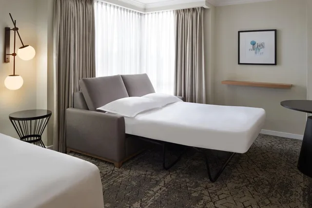 غرفة سوبيريور بسرير كينج، Sheraton Parkway Toronto North Hotel Suites 5/10
