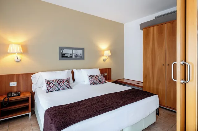 جناح جونيور بسرير مزدوج بإطلالة على المسبح بشرفة مع أريكة، NM Suites 3/8