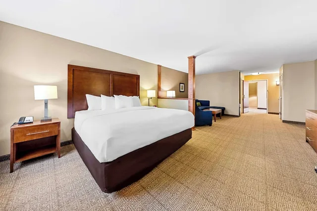 Suite, King Bed, Sofa, Xl، Comfort Inn & Suites West - Medical Center 2/10