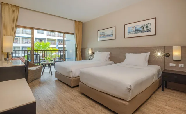 غرفة ديلوكس بسرير كينج بإطلالة على المسبح، Deevana Plaza Phuket Patong 7/10