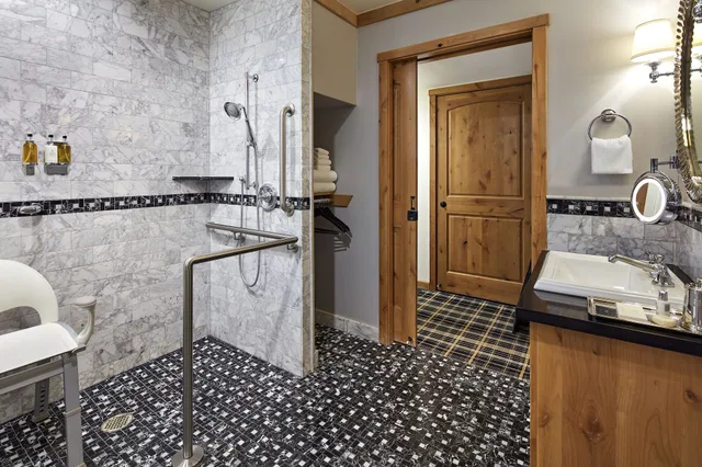 غرفة سوبيريور بسرير كينج بإطلالة على البحيرة لذوي الإعاقة، The Landing Resort Spa 4/5