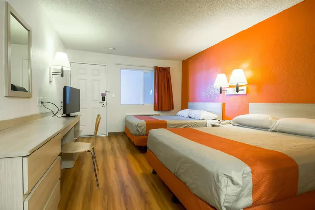 2 Queen Beds - Micfridge، Motel6 Rancho Mirage CA Palm Springs 1/10