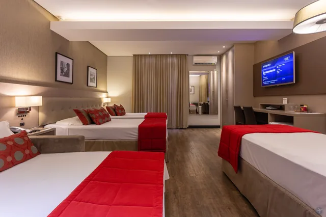 غرفة بريميوم رباعية بسرير كوين وسرير فردي مع أريكة، Faial Prime Suites 4/10