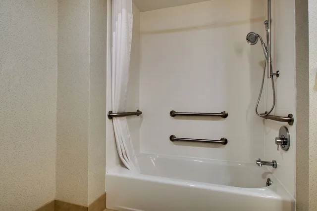 غرفة قياسية بسرير كينج بحوض استحمام لذوي الإعاقة، Holiday Inn Express Lexington East - Winchester 4/4