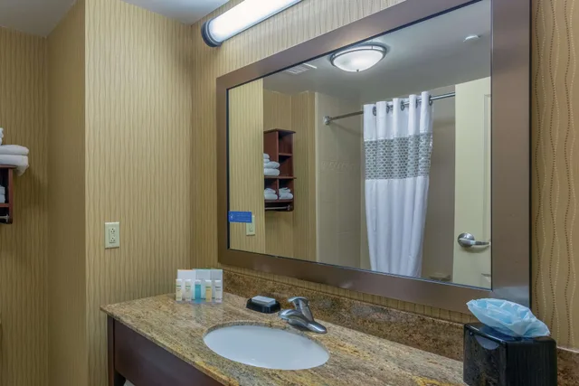 غرفة بسرير كينج مع أريكة، Hampton Inn Baltimore Owings Mills 3/4