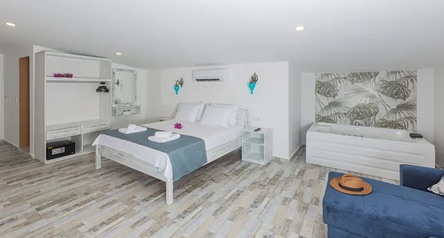 غرفة شهر العسل بسرير كوين بإطلالة على البحر مع أريكة بجاكوزي، Payam Hotel 2/3