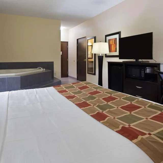 جناح بسرير كينج بجاكوزي، Best Western Plus Huntersville Inn & Suites Near L 3/4