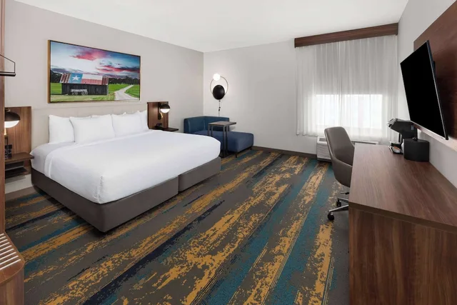 غرفة كبيرة بسرير كينج، La Quinta Inn & Suites by Wyndham San Antonio at the RIM 1/2
