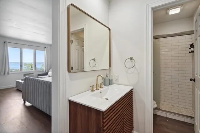 جناح بسرير كينج وسريرين كينج بإطلالة على البحيرة مع أريكة، Bay Inn of Petoskey 7/9