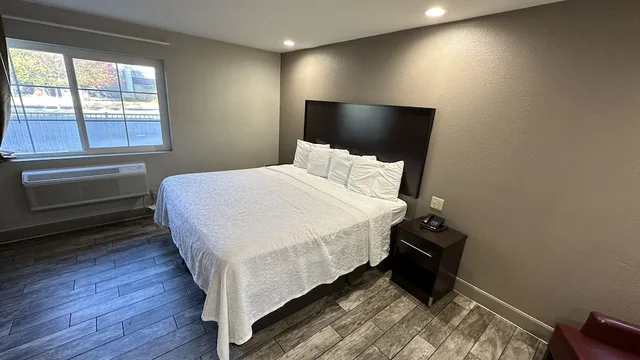 غرفة قياسية بسرير كينج لذوي الإعاقة، Red Roof Inn Hayward 5/6