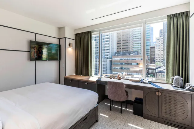 Chill, King Bed، The Westley Calgary Downtown, Tapestry Collection by Hilton 1/2