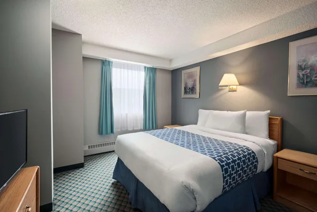 غرفة بسرير كوين، Travelodge by Wyndham Edmonton Airport 1/2