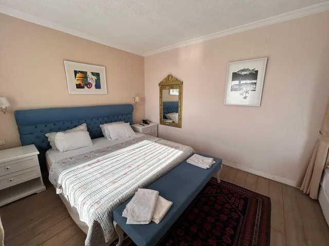غرفة عائلية رباعية بسرير كينج وسريرين منفصلين، Aeneas Hotel 5/8