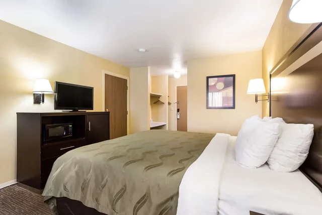 غرفة بسرير كينج، Quality Inn Airport Boise ID 3/5