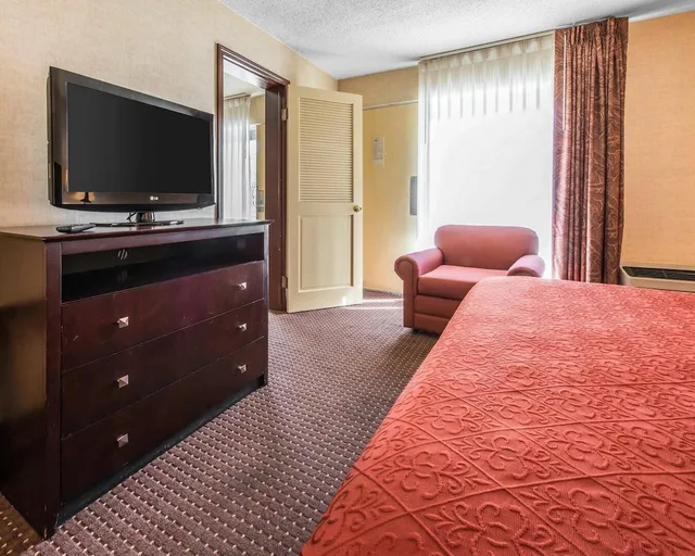 غرفة بسرير كوين لذوي الإعاقة، Quality Inn & Suites Erie near Casino 2/2