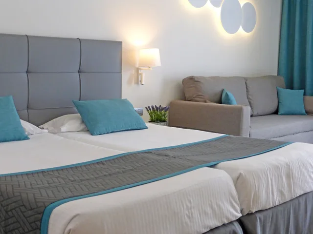 غرفة قياسية بسريرين منفصلين بإطلالة جزئية على البحر، Hotel Las Costas 6/10