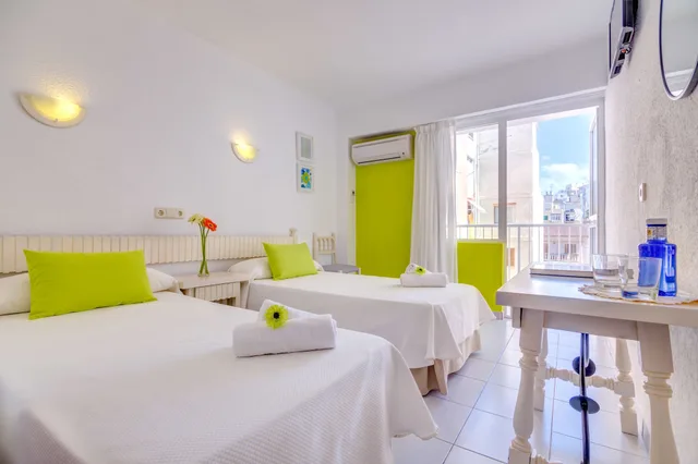 غرفة بسريرين منفصلين بشرفة، Hotel Garau 3/6