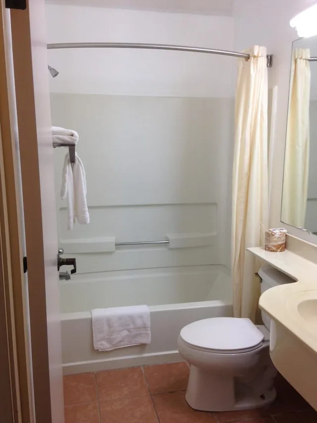 غرفة قياسية بسرير كوين، Motel6 Olathe, KS 6/8