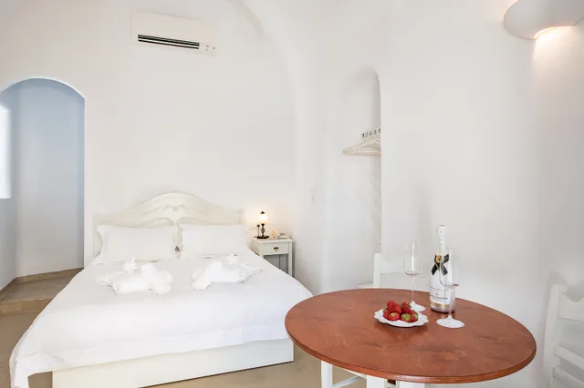 Room, Caldera View، Pantelia Suites Santorini 7/10