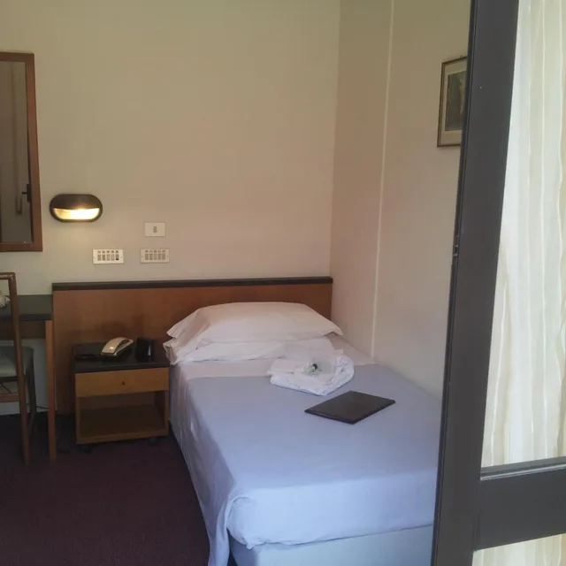 غرفة مفردة، Hotel Montecarlo 2/7