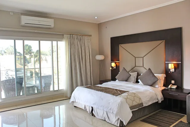 غرفة تنفيذية بسرير كوين مع أريكة، Residential Primavera 1/3