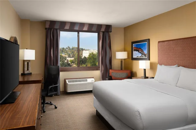 غرفة بسرير كينج لذوي الإعاقة، The Golden Hotel, an Ascend Collection Hotel 1/1