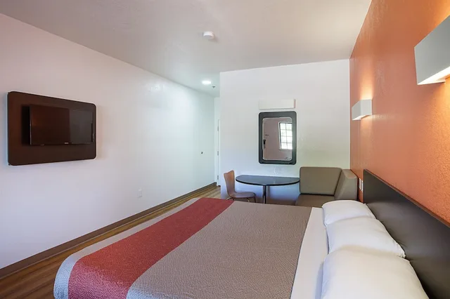 غرفة قياسية بسرير كينج، Motel6 Bedford, TX - Fort Worth 5/8