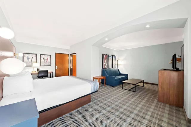 Suite, King Bed, Bathtub, Accessible, AmericInn by Wyndham New Braunfels 3/5