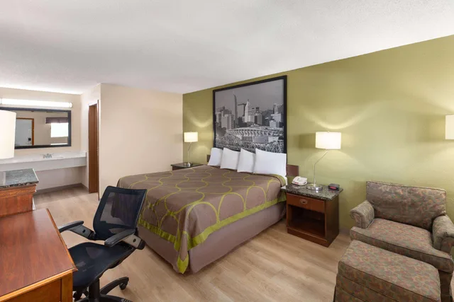 غرفة بسرير كينج، Super 8 By Wyndham Fort Mitchell Cincinnati Area 1/2