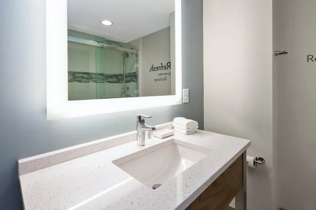 غرفة بسرير كينج لذوي الإعاقة، EVEN Hotel Ann Arbor 6/8