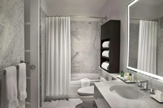 جناح بسرير مزدوج بغرفة نوم واحدة مع أريكة بمطبخ، Hilton Toronto Markham Suites Conference Centre Spa 1/5