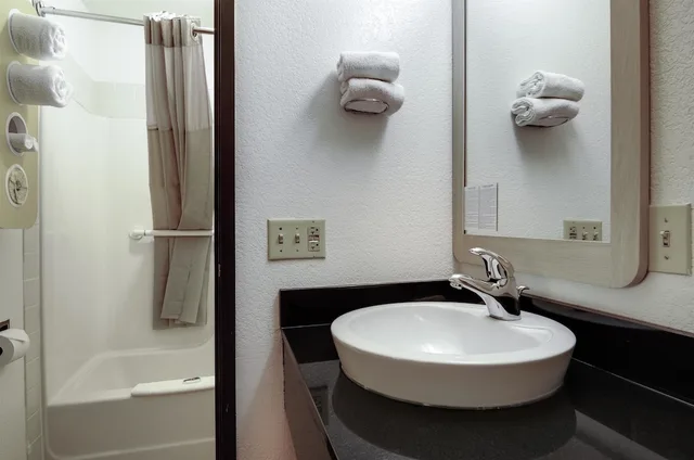غرفة قياسية بسرير كينج، Motel6 Colby, KS 6/6