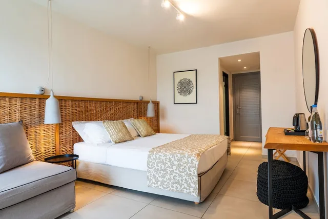 بنغل سوبيريور بسرير كوين بإطلالة على الحديقة مع أريكة، Amaronda Resort Spa 1/3