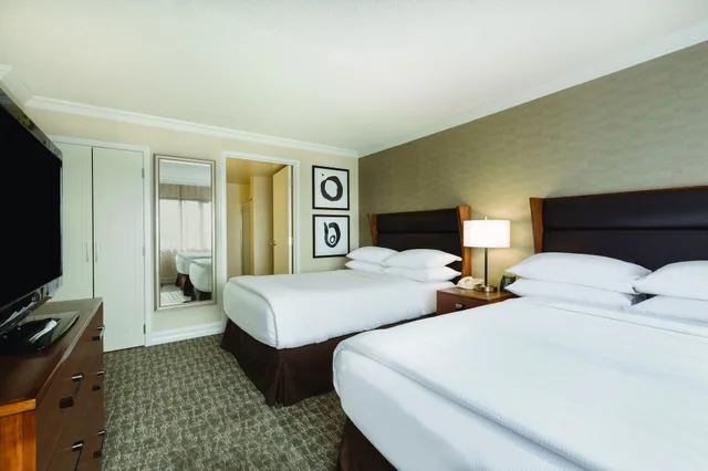 جناح ركني بسريرين مزدوجين بشرفة مع أريكة، Embassy Suites by Hilton Anaheim Orange 3/10