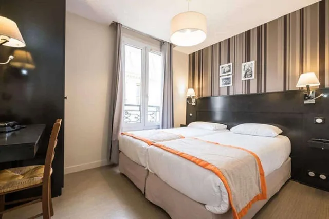 غرفة بسريرين منفصلين بحوض استحمام، HOTEL BONSEJOUR MONTMARTRE 4/7