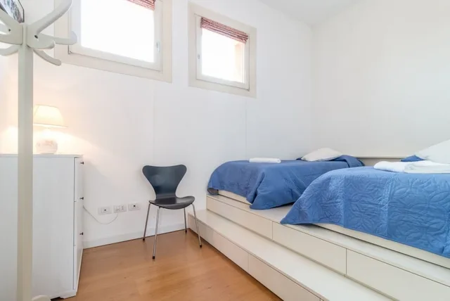شقة بسرير كوين وسريرين منفصلين بغرفتي نوم، Carmini Canal View and Balcony with Lift 2/5