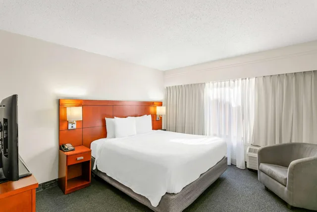 1 Bedroom, Suite, King Bed, Sonesta Select Greenbelt College Park 2/4