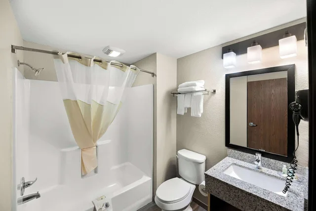 غرفة قياسية بسرير كينج، Quality Inn & Suites Big Spring 3/3