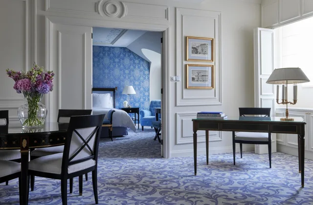 Renaissance, Suite, King Bed, Sofa، Four Seasons Hotel Prague 3/4