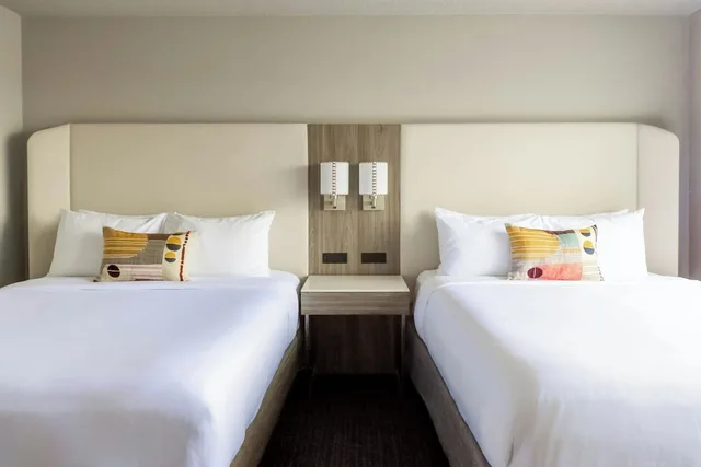 استوديو بريميوم بسريرين كوين، Crowne Plaza Suites Arlington 2/10
