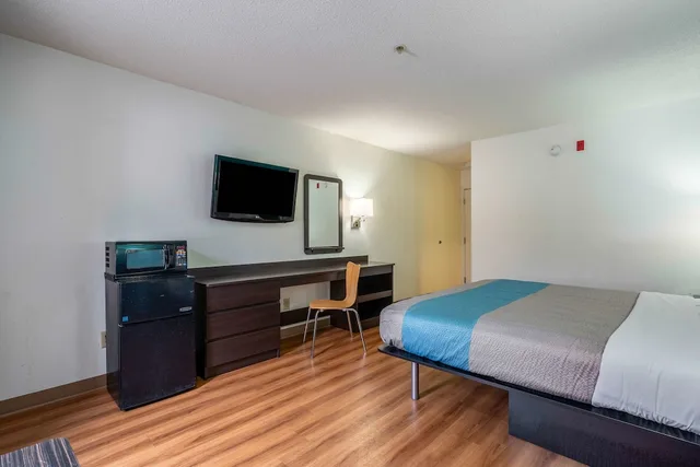 غرفة قياسية بسرير كينج لذوي الإعاقة، Motel6 Rocky Mount, NC 3/8
