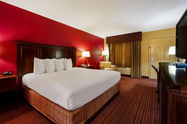 Room, Queen Bed, Accessible, Quality Inn & Suites West Helena 2/2