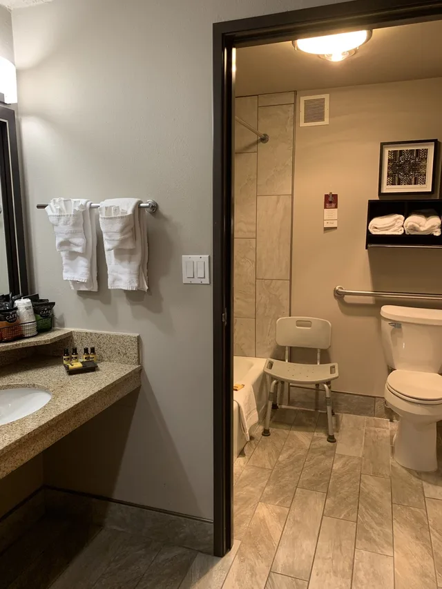 غرفة قياسية بسريرين كوين لذوي الإعاقة، Best Western Plus Midwest Inn 6/6